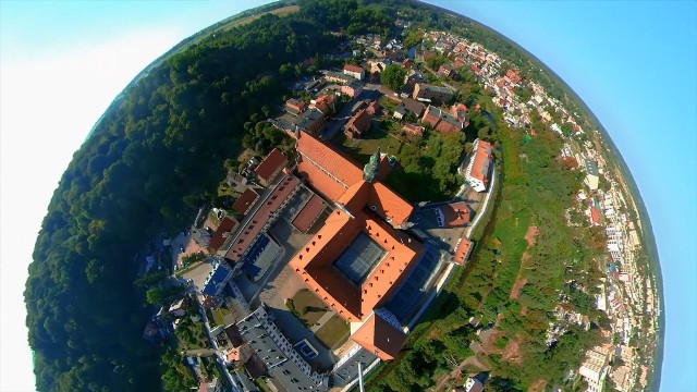 Kadr z filmu o bazylice mniejsze w Koronowie autorstwa Piotra "eXbee" Bączkiewicza.