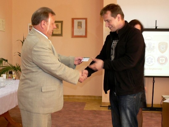 Tomasz Łebek z Harcerskiej Grupy Ratowniczej otrzymuje bilet wolnej jazdy z rąk wiceprezydenta Sylwestra Kwietnia.