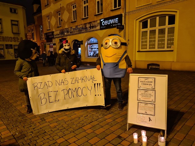 Strajk kobiet w Lublińcu. Do protestujących dołączyły inne grupy niezadowolonych.Zobacz kolejne zdjęcia. Przesuwaj zdjęcia w prawo - naciśnij strzałkę lub przycisk NASTĘPNE