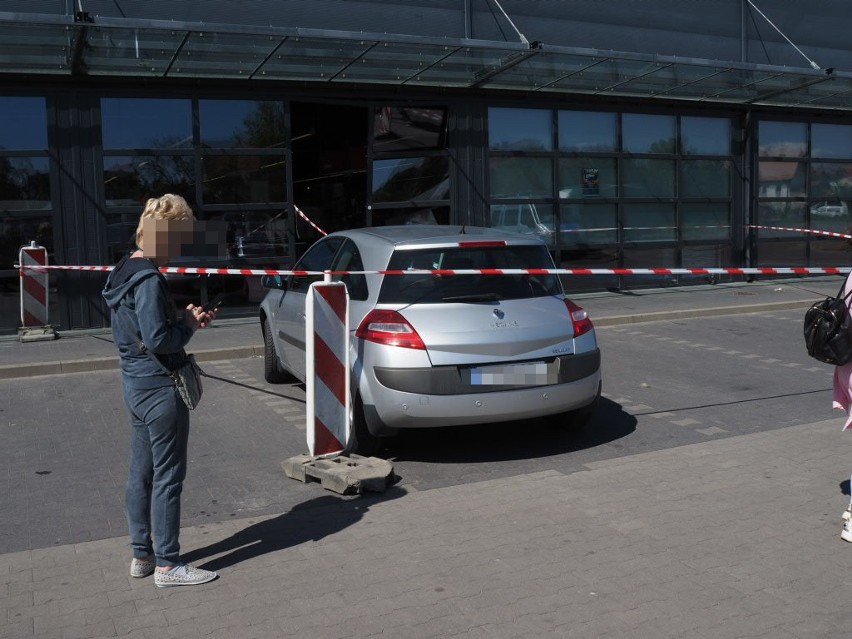 Pijana wjechała autem do mieleńskiego Polomarketu. Trzy osoby w szpitalu [ZDJĘCIA]