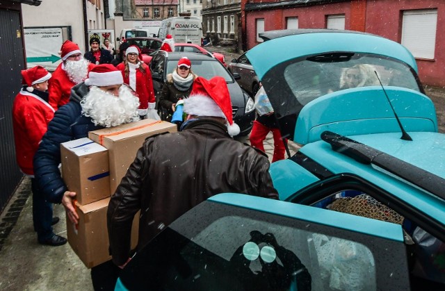 Rok temu w ramach akcji "Pomóżmy Świętemu Mikołajowi" na trasę wyruszyło aż 18 Świętych Mikołajów, którzy dostarczyli świąteczne paczki ponad 400 osobom.
