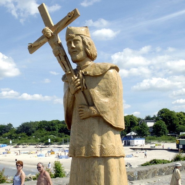 Pomnik św. Jana Nepomucena w usteckim porcie jest samowola budowlaną, ale nadal będzie stał. 