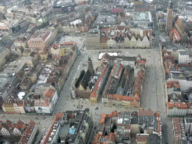 Dziś sięgamy do redakcyjnego archiwum "Gazety Wrocławskiej" po zdjęcia wykonane zimą 2006 roku. Nasi fotoreporterzy mieli wówczas okazję fotografować Wrocław z lotu ptaka. Choć zima niewiele różni się od tej obecnej, trzeba przyznać, że sporo zmieniło się przez ten czas.Zobaczcie Wrocław z przeszłości na kolejnych slajdach --->