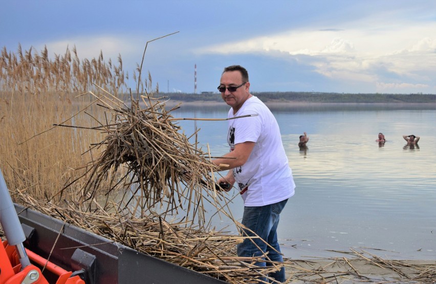 Ruszyło sprzątanie plaż Jeziora Tarnobrzeskiego. Pracownicy...