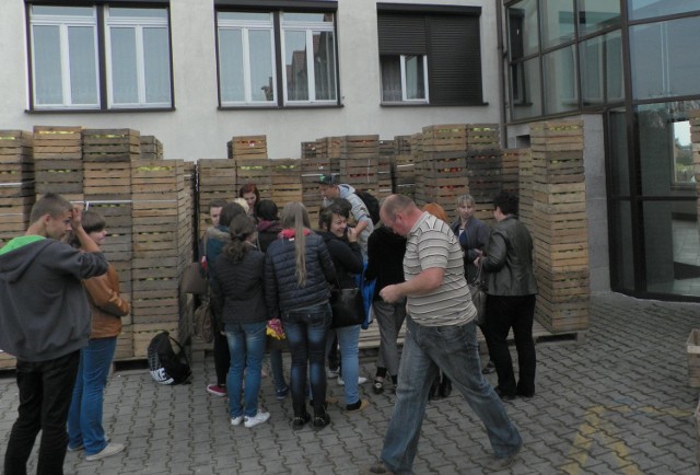 W ostatnich dniach do Zespołu Szkół Ponadgimnazjalnych numer 1 w Jędrzejowie trafiło 55 ton jabłek. Zostały one rozdane uczniom.