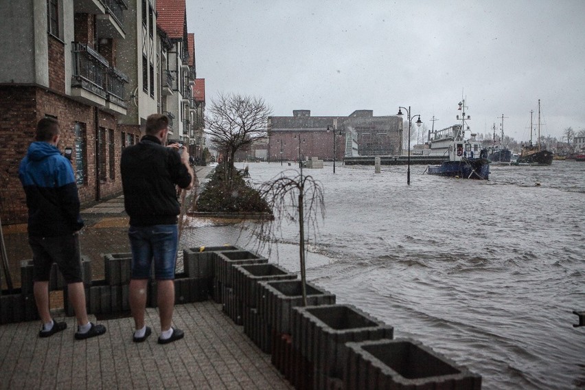 Sztorm w Ustce. Trudna sytuacja i cofka w usteckim porcie