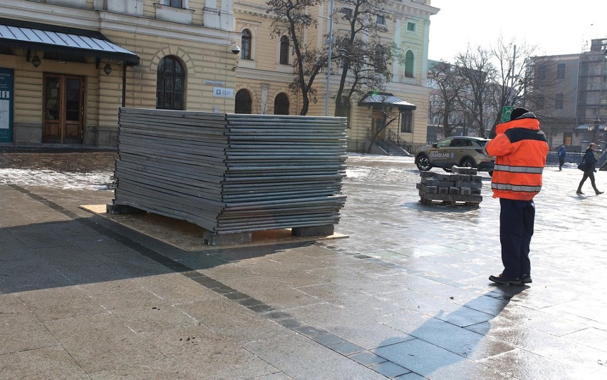 Ruszyła budowa pomnika płk. Kuklińskiego przed Galerią Krakowską