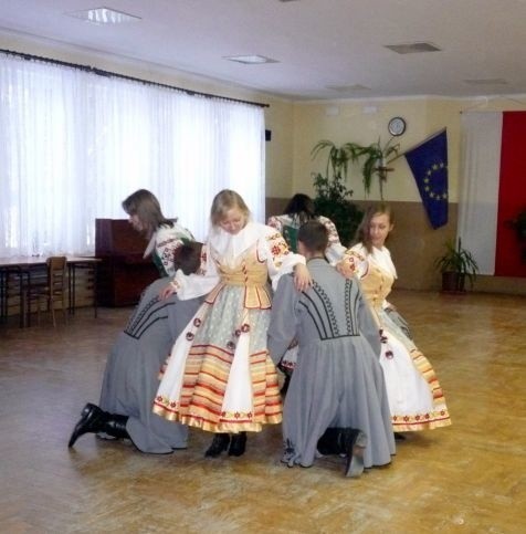 Cztery pary zatańczą Lawonichę tuż po Polonezie, rozpoczynając tym samym Studniówkę 2010 w LO nr 2.