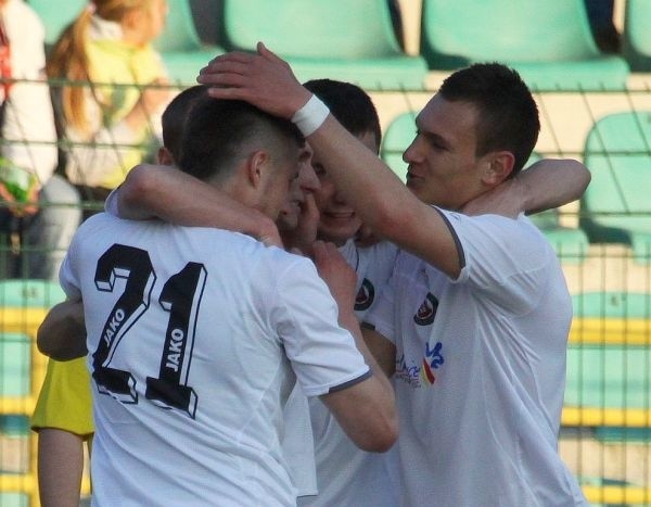 Piłkarze KS Polkowice cieszą się z wywiezienia jednego punktu z Gliwic.