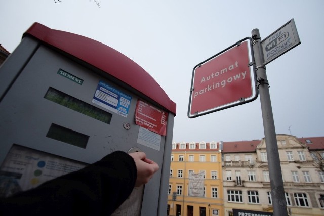 Według radnego Tomasz Lewandowskiego trzeba zmienić uchwałę w sprawie strefy parkowania tak, by ją dostosować do wyroku NSA, który mówi, że w soboty nie można pobierać opłat