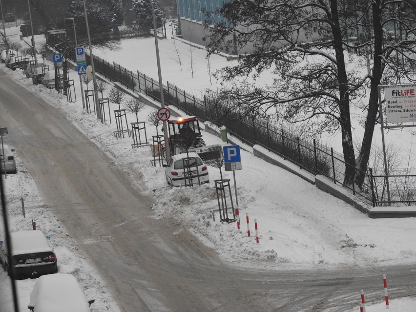 Opole. Mieszkańcy skarżą się na zaśnieżone miejsca w strefie...