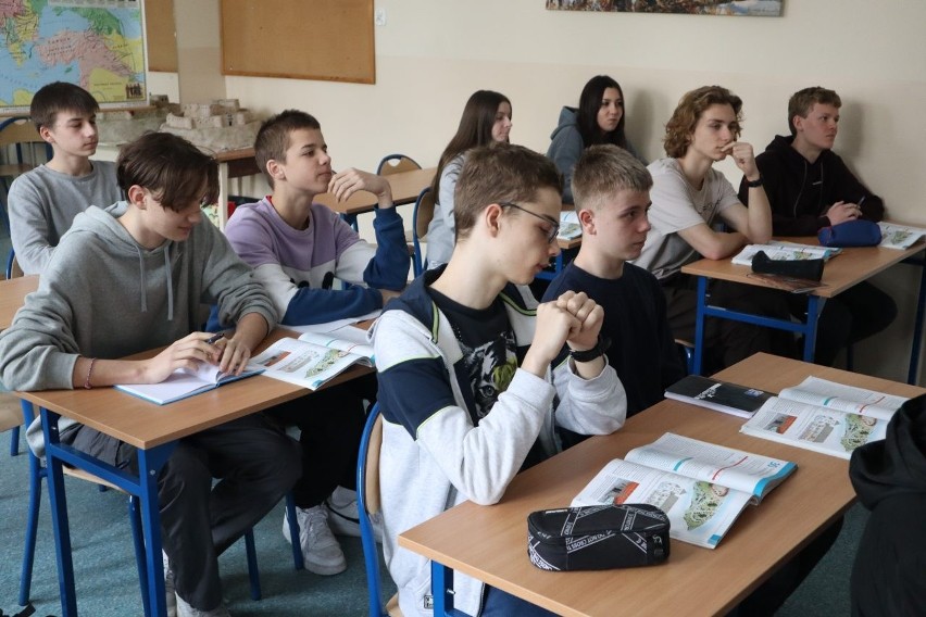 Młodzież XXX LO podczas lekcji z Piotrem Soleckim.