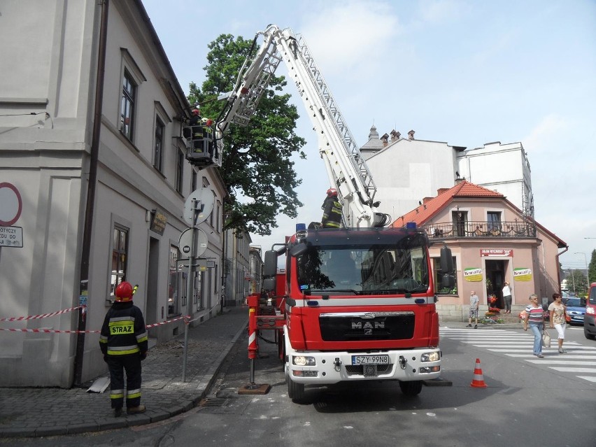 Żywiec: Mogło dojść do tragedii. Fragment gzymsu kamienicy spadł na chodnik ZDJĘCIA, WIDEO