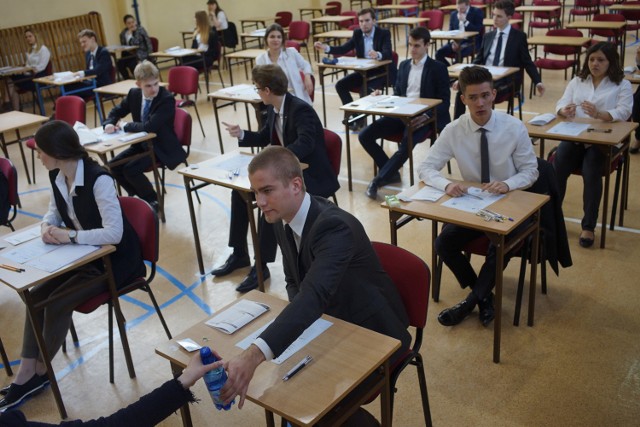 Maturalny maraton rozpoczął się dziś o godzinie 9 od testu z języka polskiego na poziomie podstawowym. Na naszej stronie zaprezentujemy pytania i odpowiedzi.