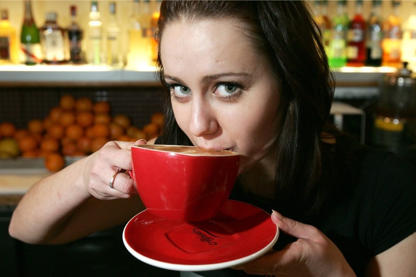 Choć picie kawy niesie wiele pozytywnych skutków, nie...