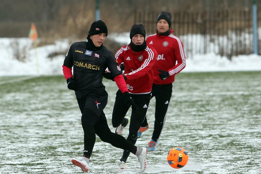 Mecz Garbarnia Kraków - Cracovia. Na pierwszym planie nowy...