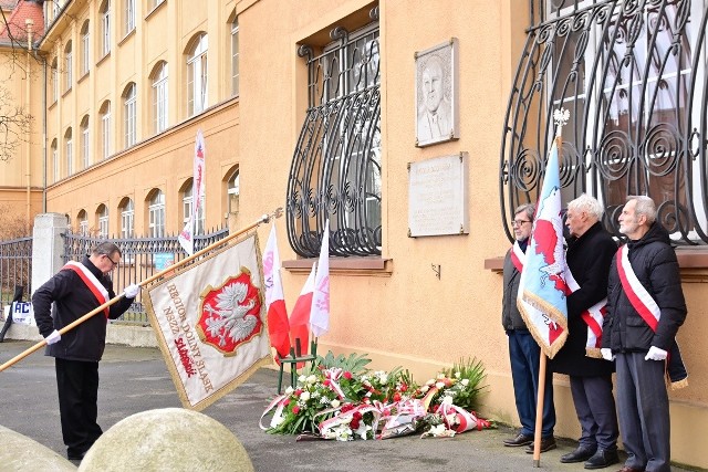 13 grudnia obchodzić będziemy 42. rocznicę wprowadzenia w Polsce stanu wojennego. Jak co roku, we Wrocławiu z tej okazji oddaje hołd bohaterom tamtych wydarzeń.