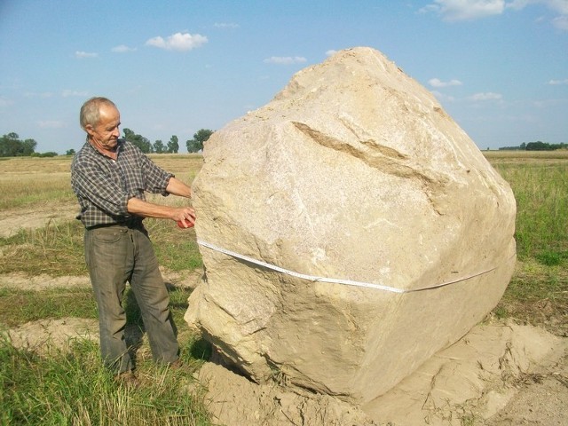 Taki oto kamień miał Zdzisław Dzioba (na zdjęciu) na swoim polu