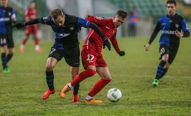 Jakub Smektała w sparingu z ekstraklasową Lechią Gdańsk, przegranym przez zawiszan 0:2 (z prawej Portugalczyk Mica).   FOT. KAROLINA MISZTAL