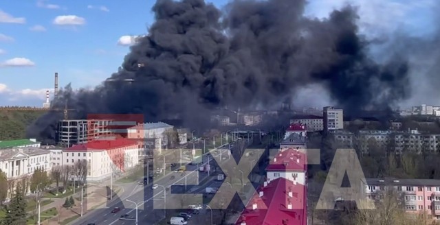 Płonie budowa centrum handlowego w Mińsku.