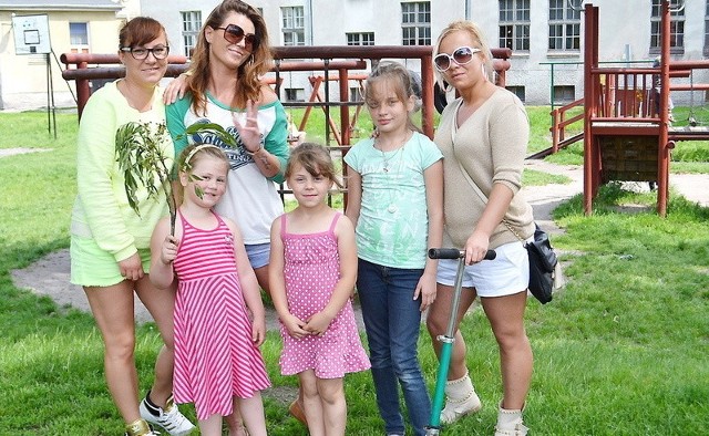Miejsce do zabawy mamy z dziećmi często znajdują w parku przy ul. Karabinierów. Od lewej u góry panie: Magdalena, Adriana i Gizela. Z przodu dziewczynki (od lewej): Lenka, Marta i Zuzia.