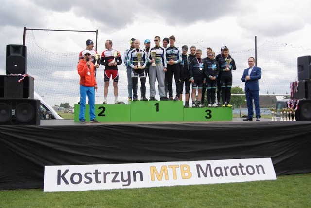 Zwycięzcy klasyfikacji drużynowej podczas Kostrzyn MTB Maraton. Na najwyższym stopniu podium ekipa gospodarzy, czyli Agrochestu Team