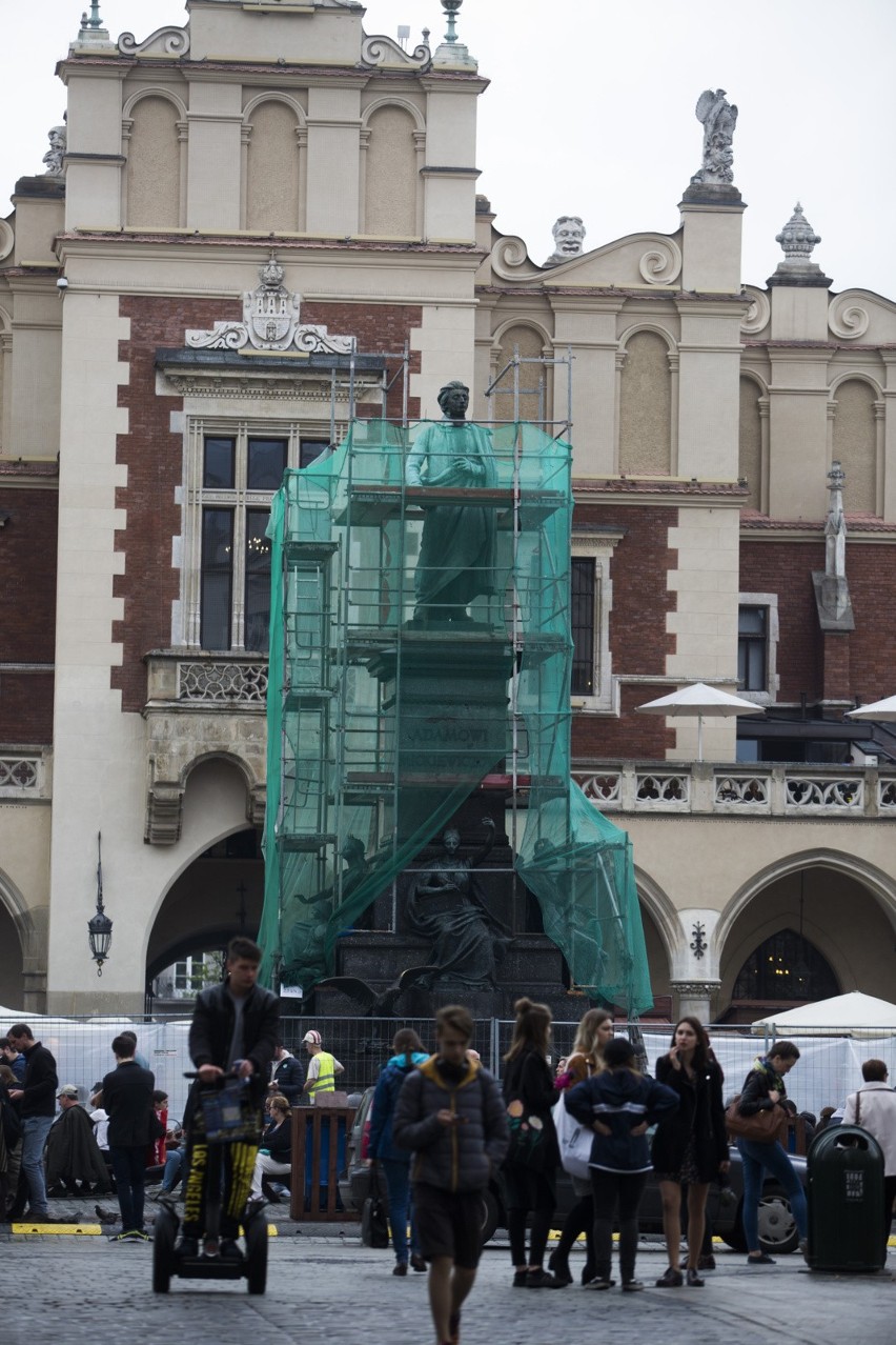 Adam Mickiewicz stoi na Rynku Głównym w Krakowie już 120 lat