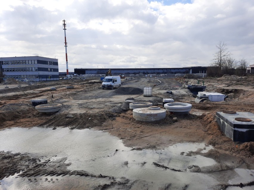 Budowa portu lotniczego w Radomiu. Przed terminalem powstają parkingi, dojazdy oraz przystanki autobusowe. Zobacz zdjęcia