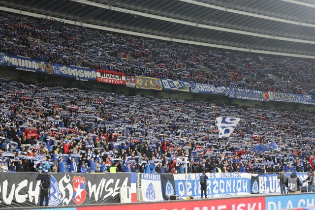 Niebieskich w pierwszym spotkaniu na Stadionie Śląskim dopingowało ponad 29 tysięcy kibiców   Zobacz kolejne zdjęcia. Przesuwaj zdjęcia w prawo - naciśnij strzałkę lub przycisk NASTĘPNE