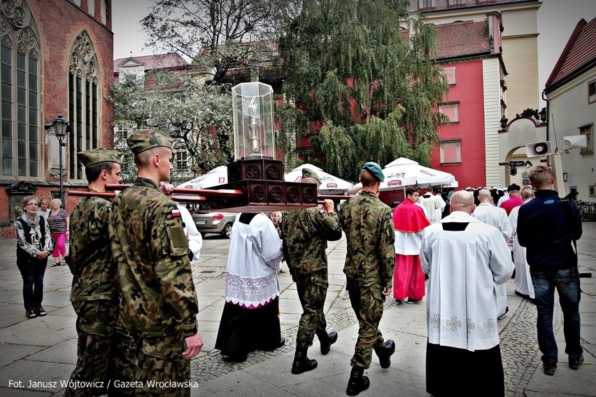 Przez Wrocław przeszła procesja z relikwiami św. Doroty i św. Stanisława (ZDJĘCIA)