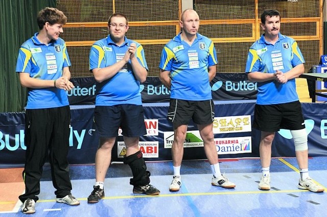 Tenisiści beniaminka II ligi Krajny Sępólno. Stoją od lewej: Marcin Michalczewski, Tomasz Masiak, Marcin Lach, Jacek Wieczerzak.