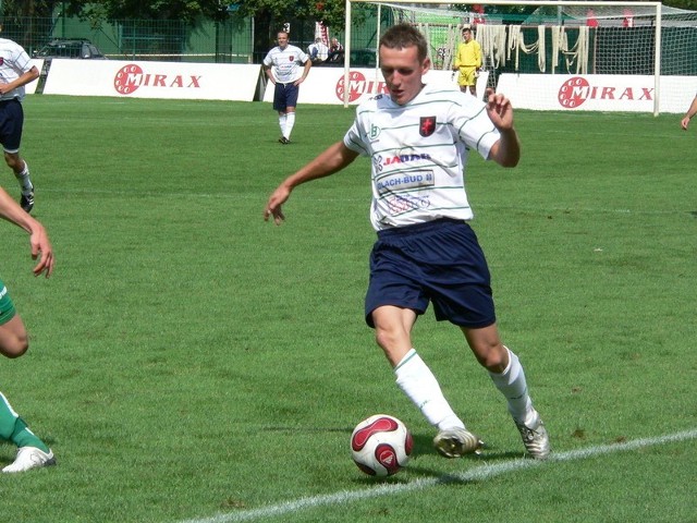 Piłkarze Skaryszewianki Skaryszew (przy piłce Grzegorz Tryliński) wygrali 4:0 z KS Jastrząb i awansowali na pozycję lidera tabeli