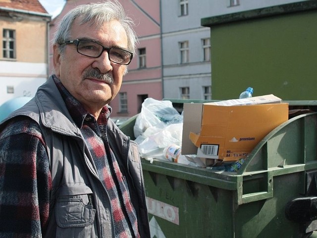 - Kontenery często są przepełnione, bo z całego miasta podrzucają nam śmieci - narzeka Kazimierz Szczerski.