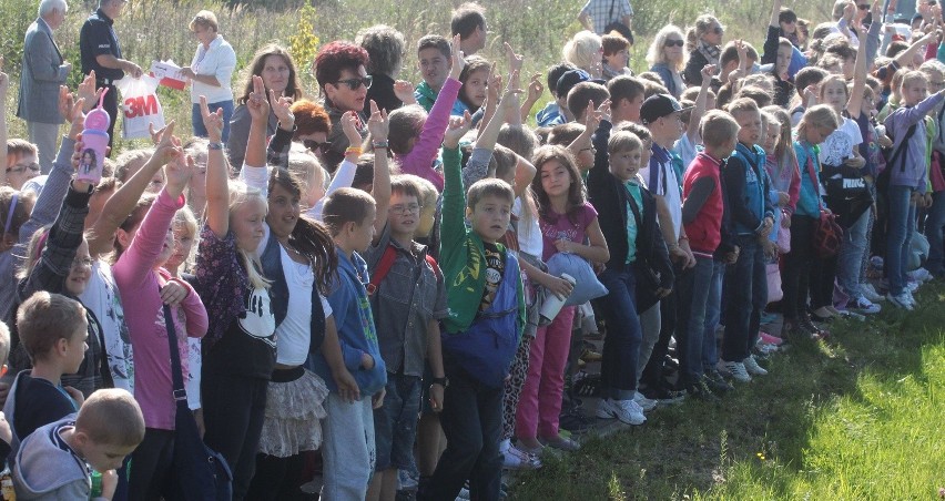 Najpierw mierzyły one każdy z pojazdów swoim krokami, potem...