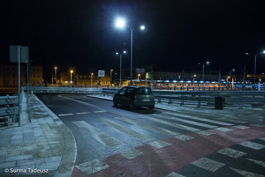 Zintegrowane Centrum Przesiadkowe im. Sławomira Pajora w Stargardzie. Tak wygląda po zmroku [ZDJĘCIA]