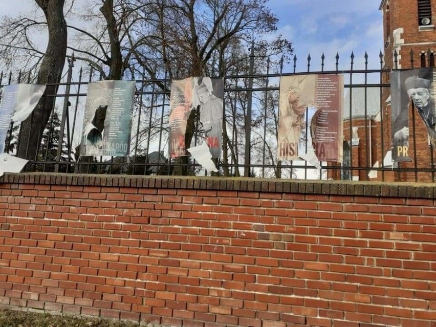 Ktoś zniszczył wystawę poświęconą Janowi Pawłowi II i kard. Wyszyńskiemu w Rejowcu. „To kolejny atak na Kościół”