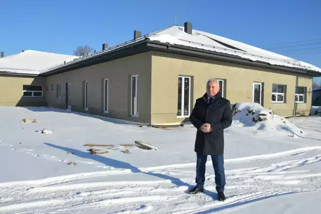 Wójt Rudy Malenieckiej Leszek Kuca jest zadowolony z tempa budowy przedszkola