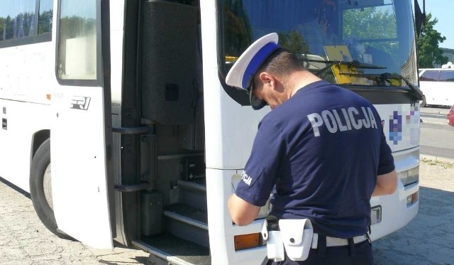 Policjanci z drogówki mają świetne rozeznanie które miejsca w autobusie należy sprawdzić