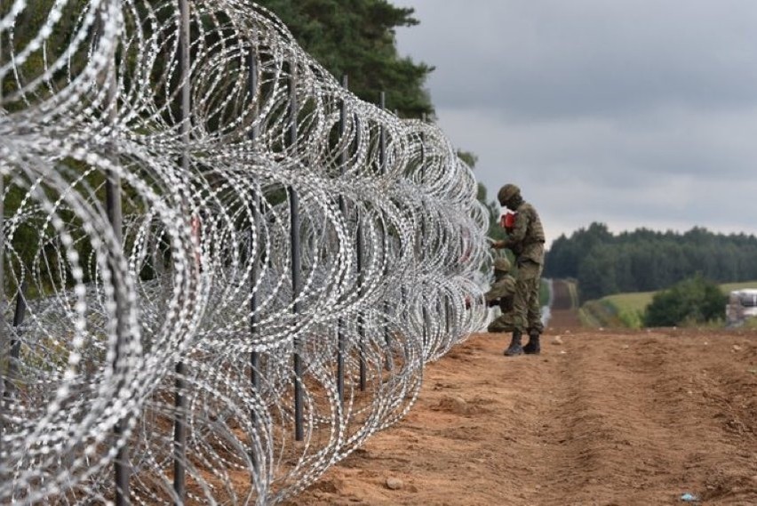 Polscy żołnierze postawili ogrodzenie z drutu kolczastego na...