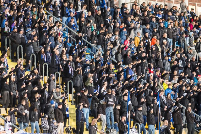 W meczu 1/16 finału Fortuna Pucharu Polski Zawisza Bydgoszcz podejmował Radomiaka. Przyjazd zespołu z Ekstraklasy przyciągnął na trybuny stadionu przy ul. Gdańskiej ponad 4 tysiące widzów. Kibice oglądali niezłe widowisko. Zawiszanie musieli uznać wyższość piłkarzy z Radomia i przegrali 1:3. Po meczu kibice niebiesko-czarnych podziękowali swoim zawodnikom za grę.Aby zobaczyć zdjęcia kibiców przesuń gestem lub strzałką w prawo>>>