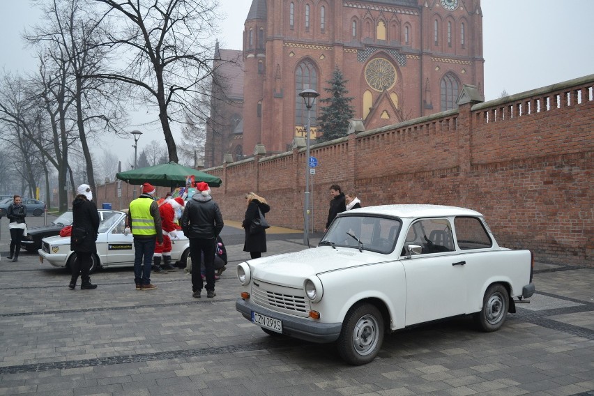 Zlot starych samochodów w Rybniku na pomoc dzieciom [ZDJĘCIA]