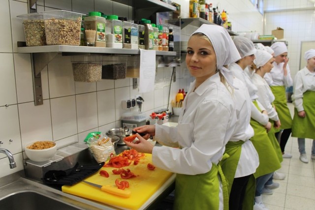 Jedna z uczennic w ćwiartki kroiła pomidory. Jak stwierdziła, gotowanie w restauracji zdecydowanie różni się od gotowania w domu.