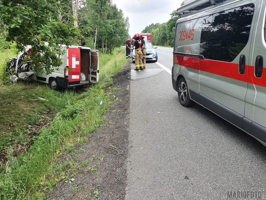 Wypadek w Osowcu. Kierowca kurierskiego busa uderzył w...