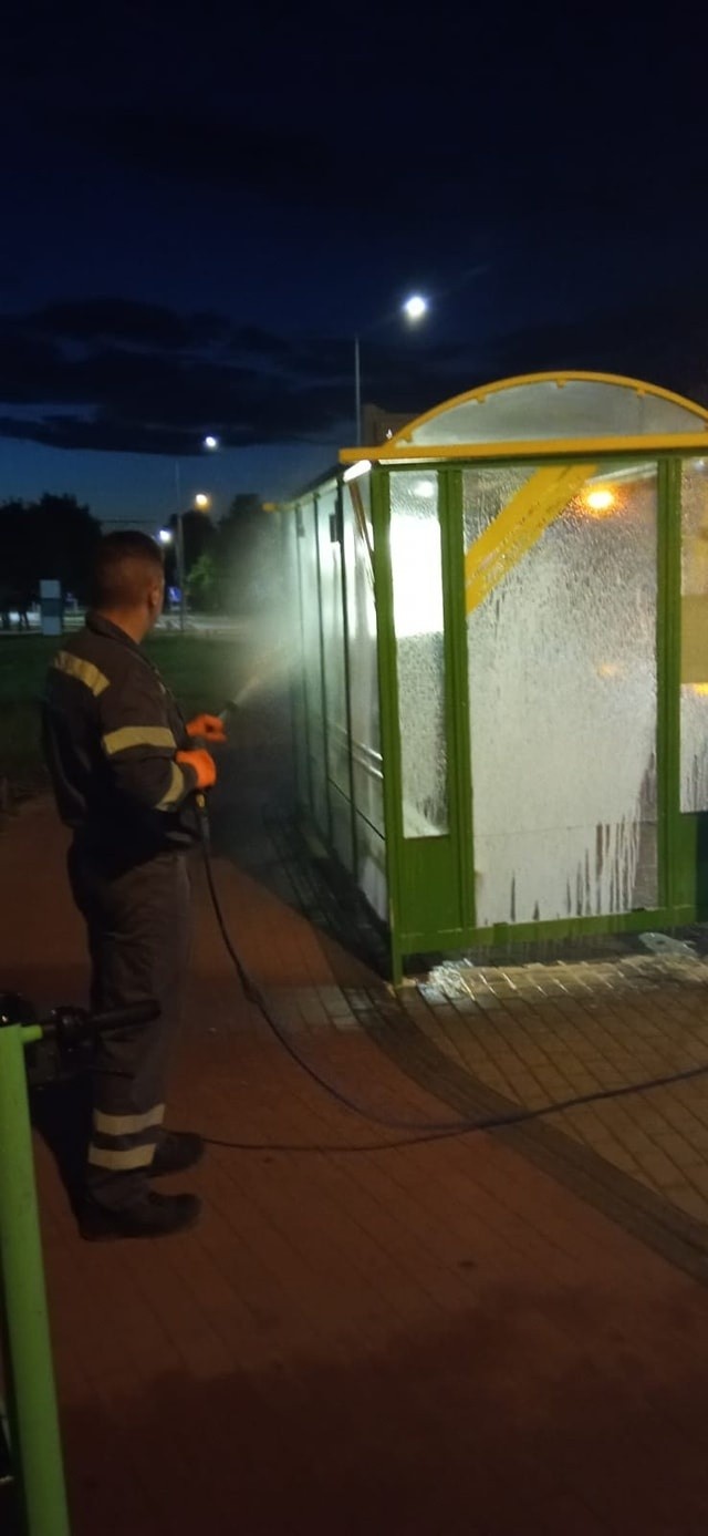 Nocne sprzątanie przystanków autobusowych w Zielonej Górze