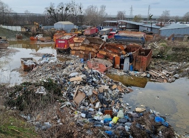Na działce pełno jest odpadów komunalnych, gruzu i tworzyw sztucznych.