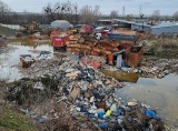 Nielegalne wysypisko w centrum Wrocławia. Nad rzeką Ślęzą składowano odpady komunalne. Do akcji wkroczył prokurator 