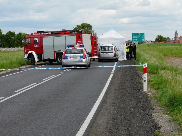 Wypadek w Kunicach. Volkswagen koziołkował. Uciekali przed policją - 2  osoby nie żyją, 4 ranne