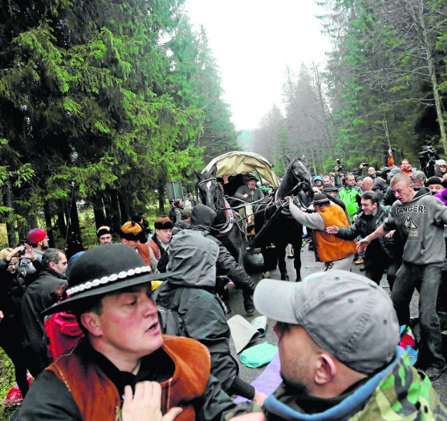 W listopadzie głośnym echem w Polsce odbiła się regularna bijatyka, jaką urządzili sobie na szlaku do Morskiego Oka obrońcy zwierząt i fiakrzy przewożący tam turystów. Interweniowała policja