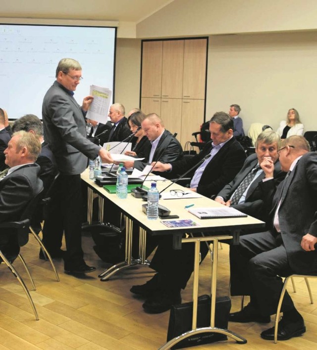 Radny Jacek Kozera rozdaje zebranym listę poprawek po negocjacjach