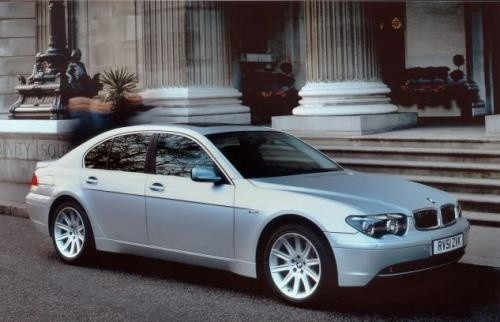 Fot. BMW: W tej sytuacji BMW 760i za 626 tys. zł kosztuje...